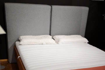 Bett mit Wandpaneel