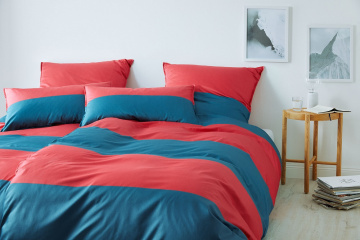 Blau-Rote Bettwäsche aus Satin
